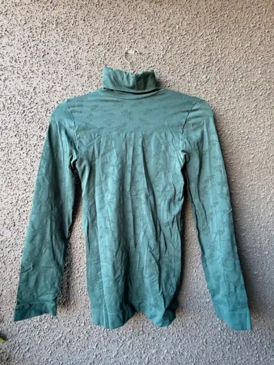 Polera de cuello alto verde con diseño floral - miniatura 2