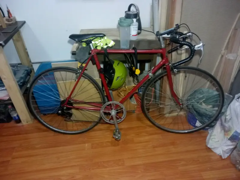 Bicicleta de carretera roja en buen estado