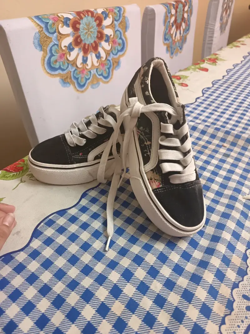 Zapatillas negras con diseño floral para mujer - 1