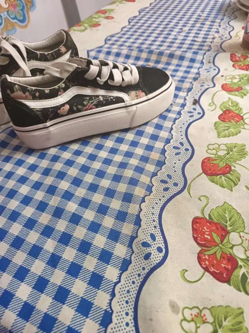 Zapatillas negras con diseño floral para mujer - 2