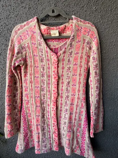 Cardigan de lana con diseño floral en tonos rosados - miniatura 1