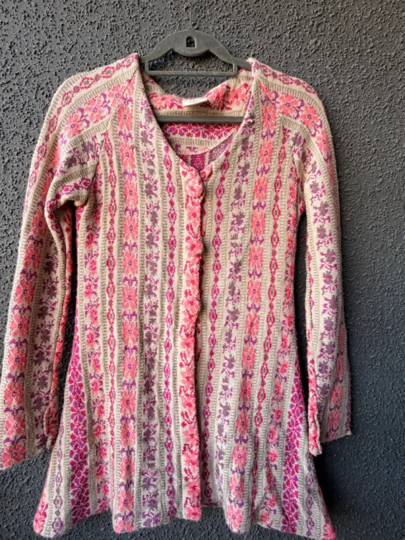 Cardigan de lana con diseño floral en tonos rosados - 2