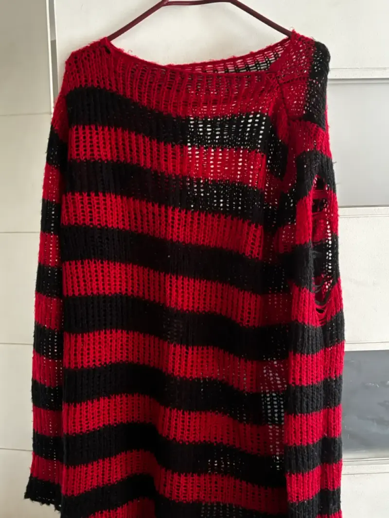 Suéter punk rayas rojo y negro