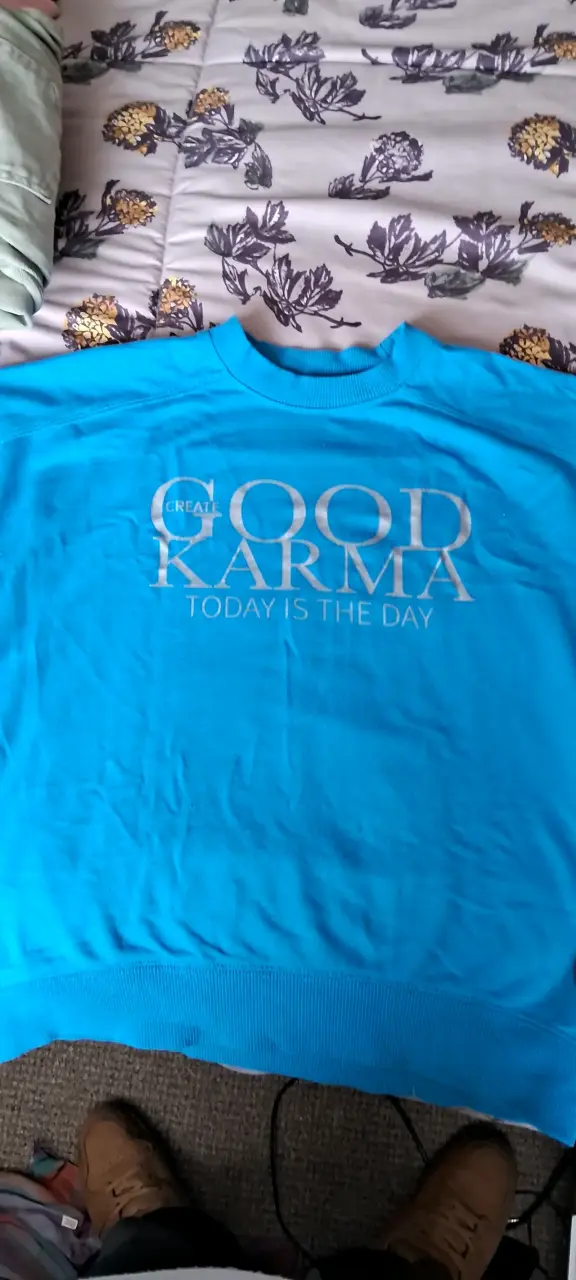 Polerón azul con estampado 'Good Karma'
