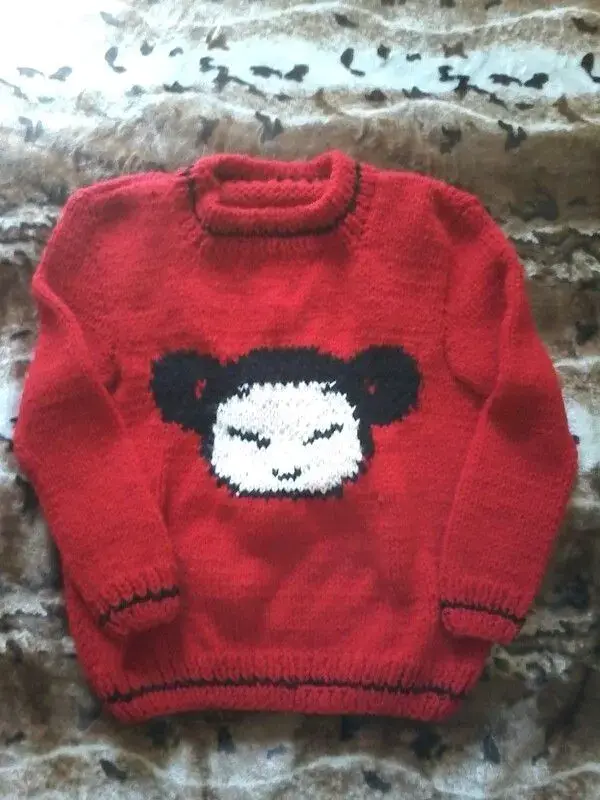 Suéter rojo con estampado de Pucca - 1