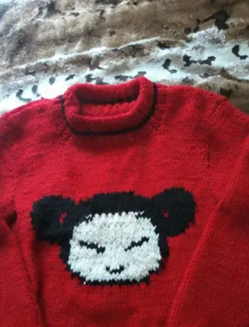 Suéter rojo con estampado de Pucca - 2