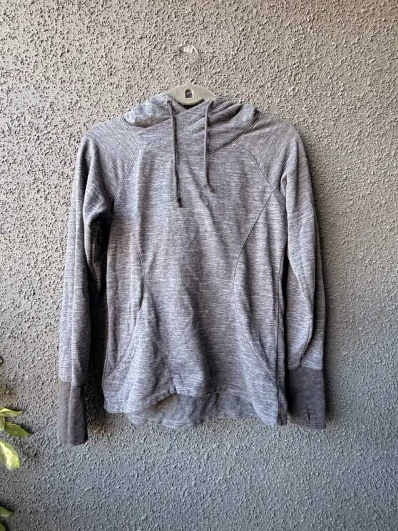Polerón gris con capucha para mujer
