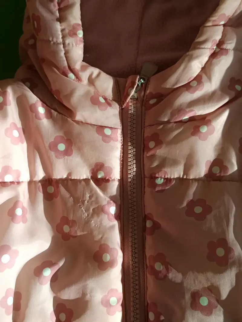 Chaqueta de niña con capucha y diseño floral - 4