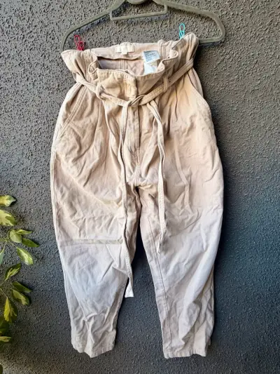 Pantalones beige con cinturón para mujer - miniatura 1