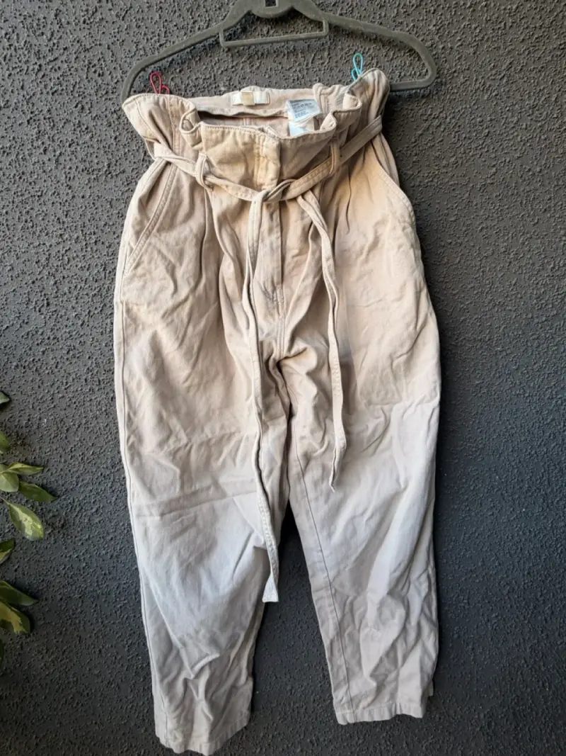 Pantalones beige con cinturón para mujer - 2