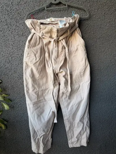 Pantalones beige con cinturón para mujer - miniatura 2