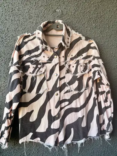 Chaqueta de mezclilla con estampado animal print - miniatura 1