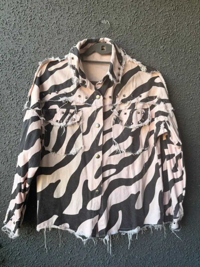 Chaqueta de mezclilla con estampado animal print - 2