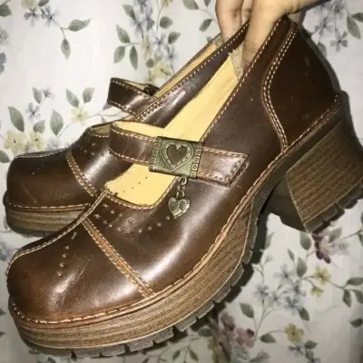 Zapatos de cuero marrón con tacón grueso - miniatura 1
