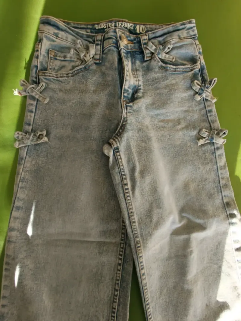 Jeans azules con lazos decorativos para mujer - 1