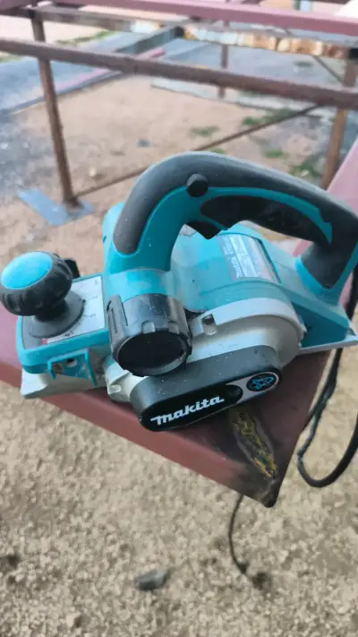 Cepillo eléctrico Makita KP0810C 82mm - miniatura 1