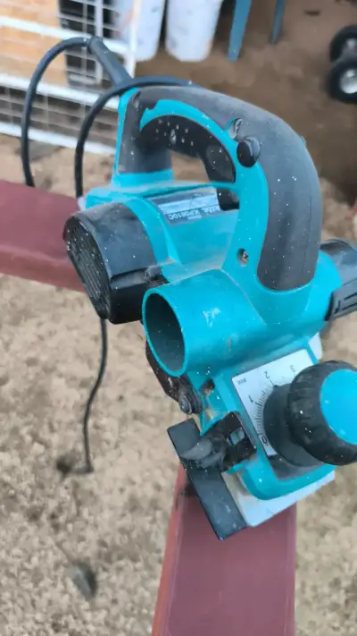 Cepillo eléctrico Makita KP0810C 82mm - miniatura 2