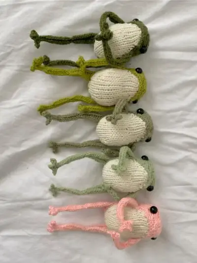 Muñeco de rana tejido a mano con ropa - miniatura 3