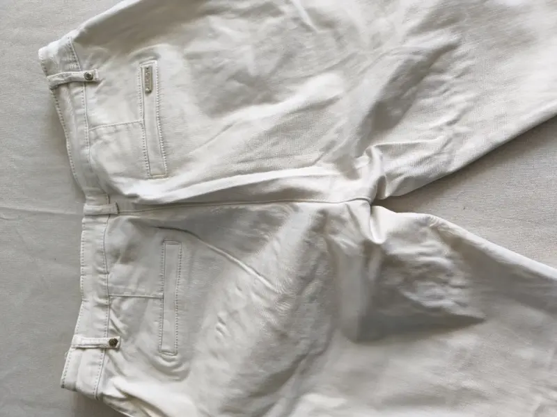 Pantalones beige de algodón con botones dorados - 1