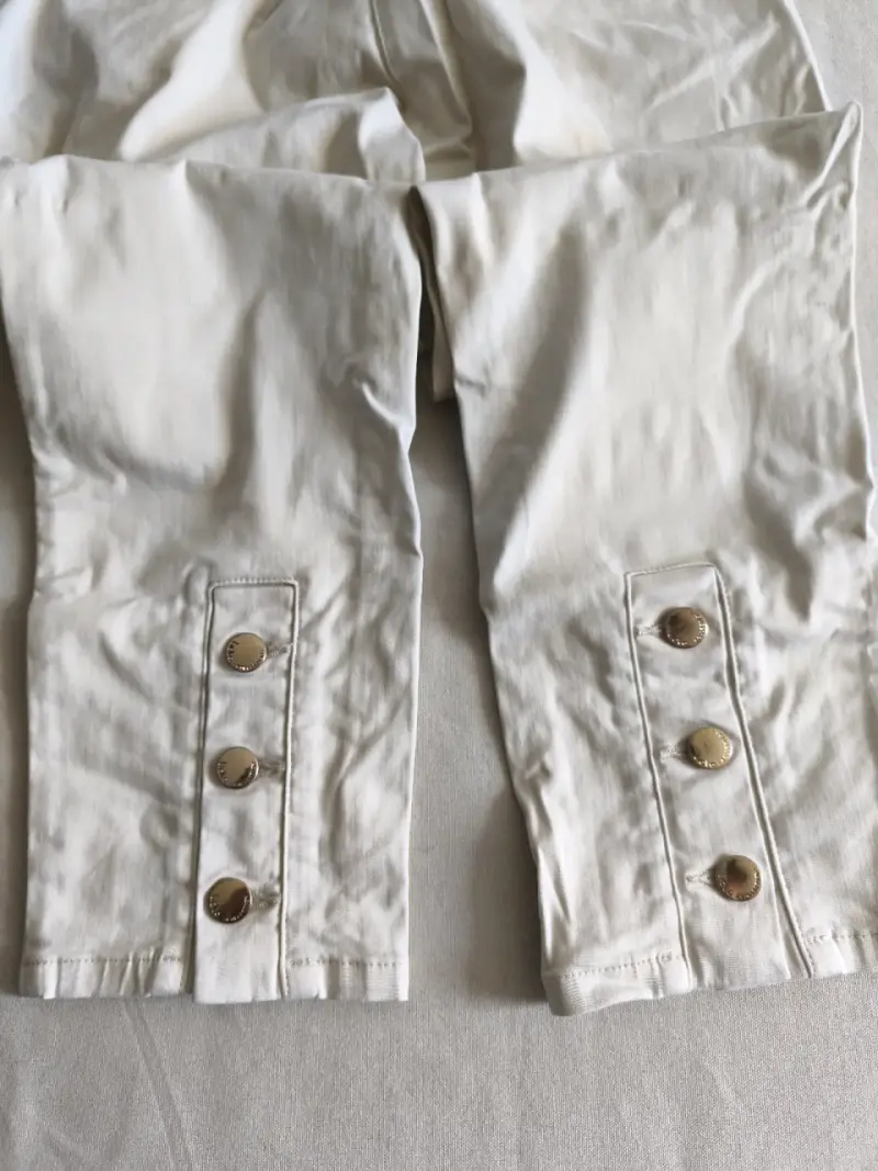Pantalones beige de algodón con botones dorados - 2
