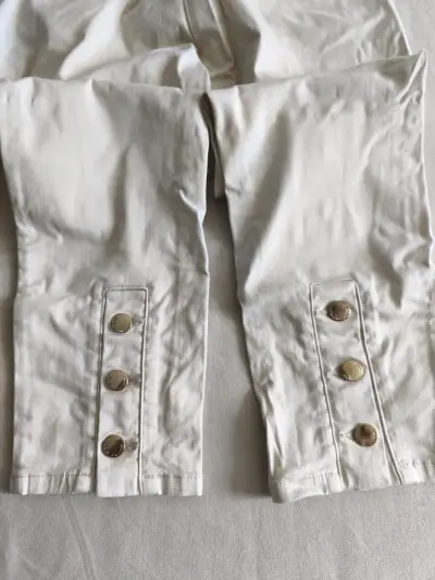 Pantalones beige de algodón con botones dorados - miniatura 2