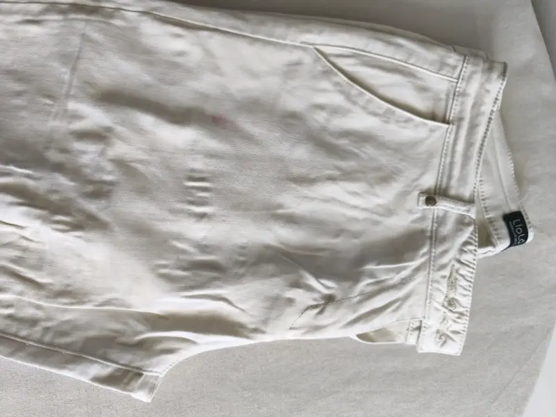 Pantalones beige de algodón con botones dorados - 3