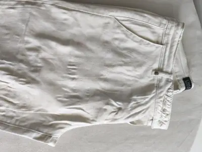 Pantalones beige de algodón con botones dorados - miniatura 3