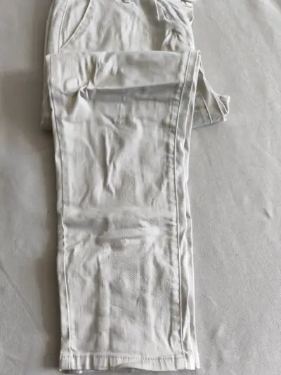 Pantalones beige de algodón con botones dorados - miniatura 4