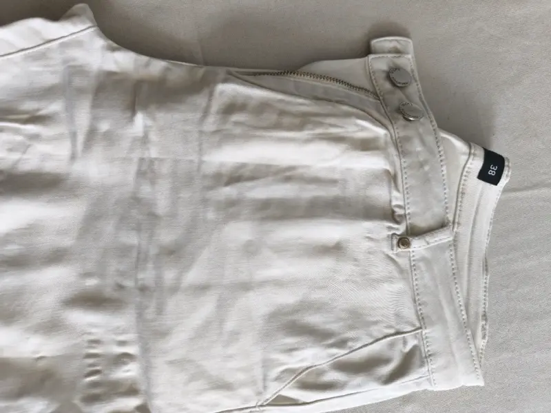 Pantalones beige de algodón con botones dorados - 5