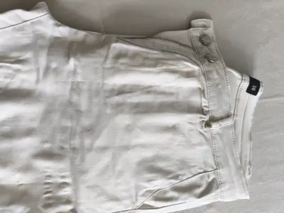 Pantalones beige de algodón con botones dorados - miniatura 5