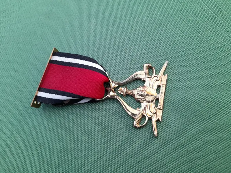 Medalla con cinta tricolor y diseño ornamental - 1