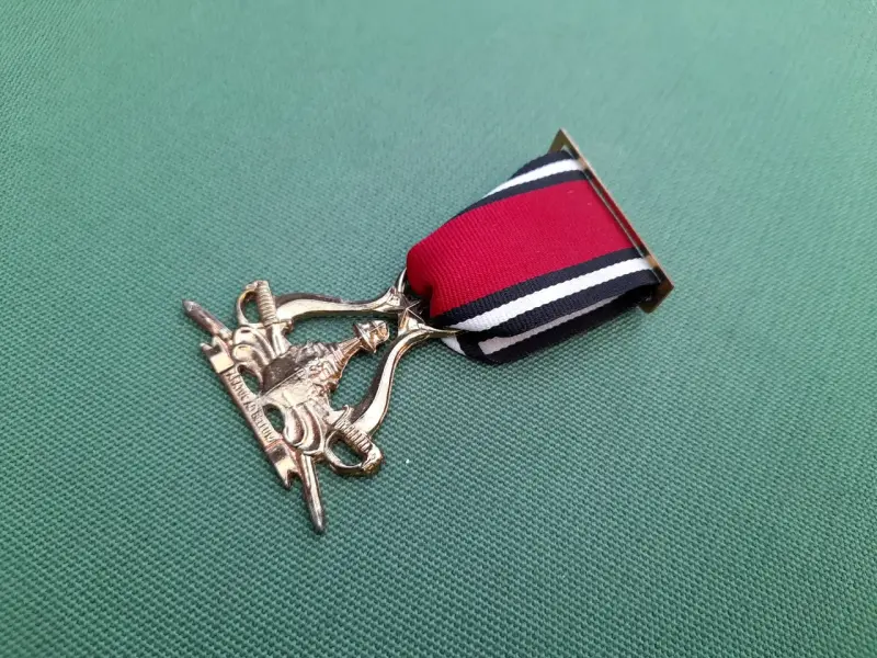 Medalla con cinta tricolor y diseño ornamental - 2