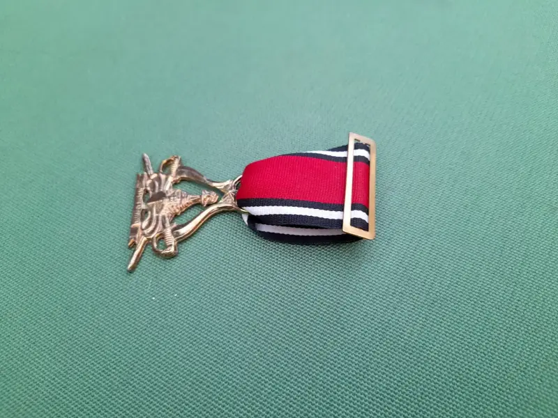 Medalla con cinta tricolor y diseño ornamental - 4