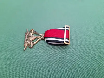 Medalla con cinta tricolor y diseño ornamental - miniatura 4