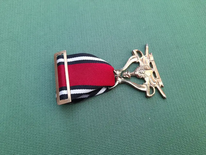Medalla con cinta tricolor y diseño ornamental - 5