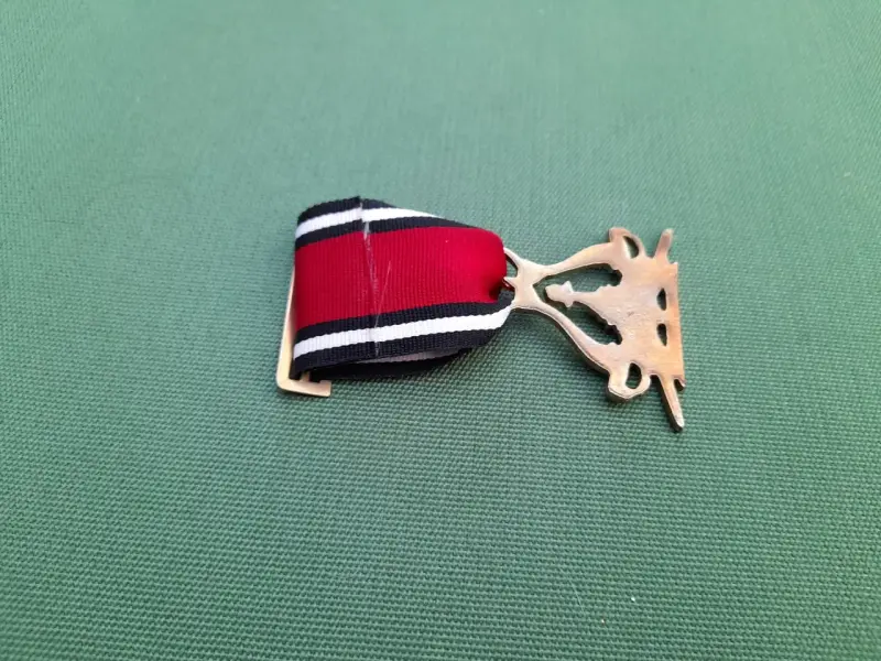 Medalla con cinta tricolor y diseño ornamental - 6