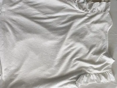 Blusa sin mangas blanca con volantes - miniatura 2