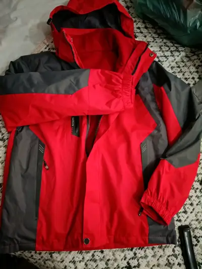 Chaqueta impermeable con capucha para hombre - miniatura 2