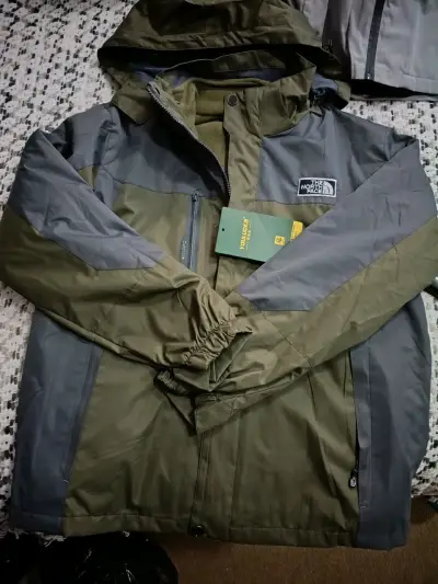 Chaqueta impermeable con capucha para hombre - miniatura 5