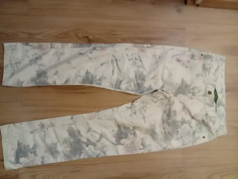 Pantalones de mezclilla con estampado floral - 1