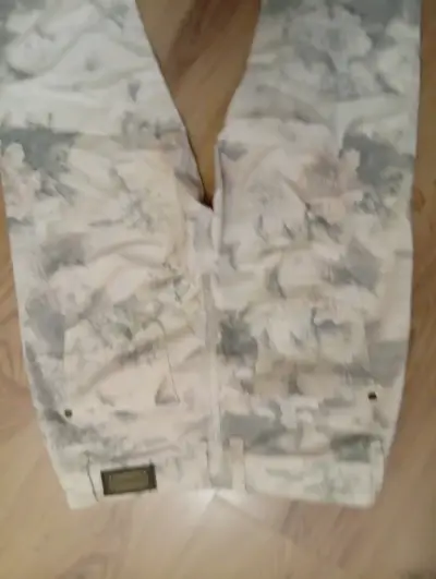 Pantalones de mezclilla con estampado floral - miniatura 3