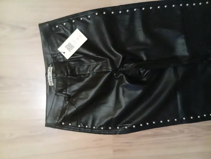 Pantalones de cuero sintético con tachas negras - 1