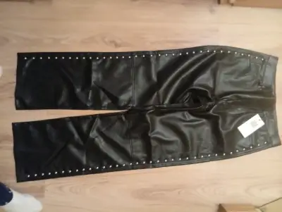 Pantalones de cuero sintético con tachas negras - miniatura 2
