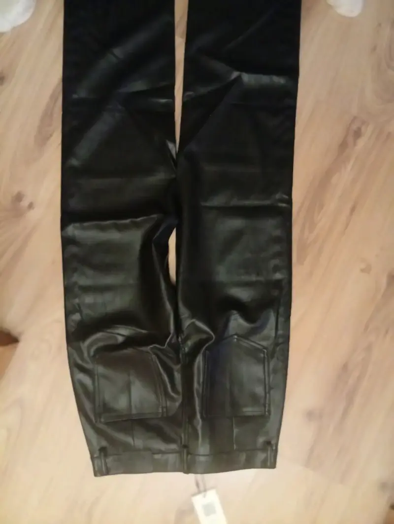 Pantalones de cuero sintético con tachas negras - 3