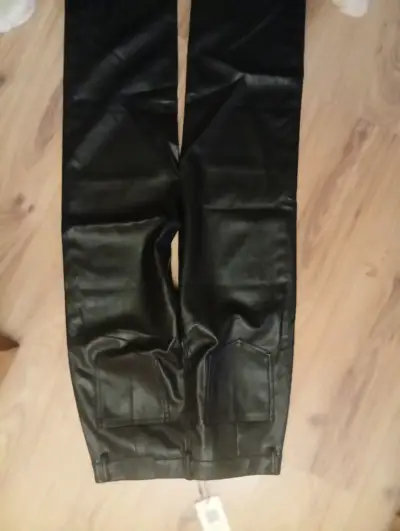 Pantalones de cuero sintético con tachas negras - miniatura 3