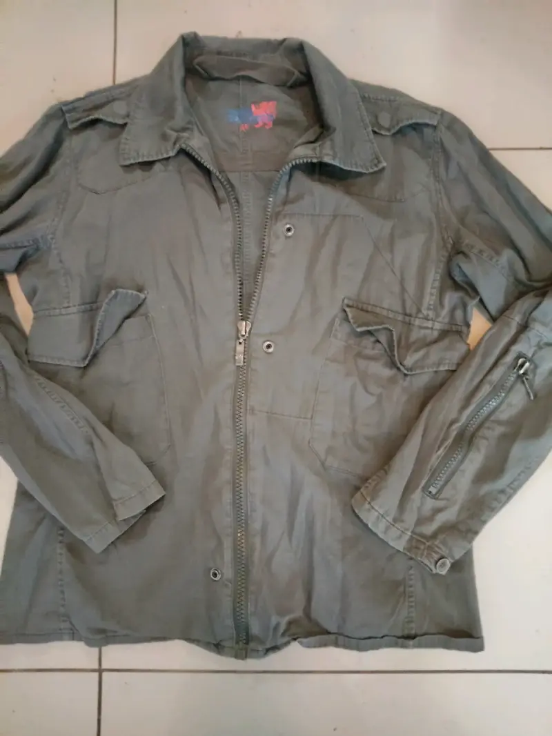 Chaqueta verde militar con cierre y bolsillos - 1