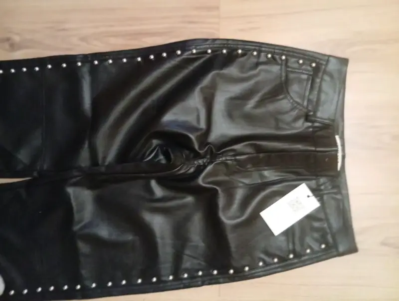 Pantalones de cuero sintético con tachas negras - 4