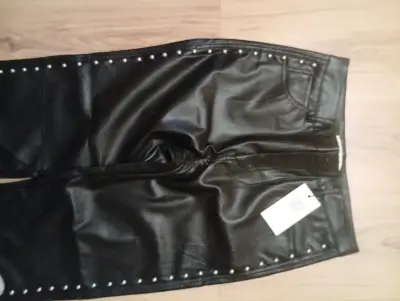 Pantalones de cuero sintético con tachas negras - miniatura 4