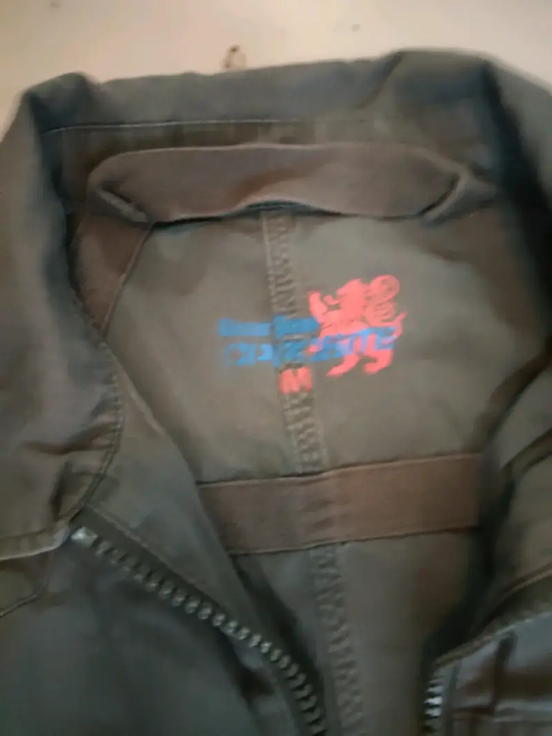 Chaqueta verde militar con cierre y bolsillos - 2