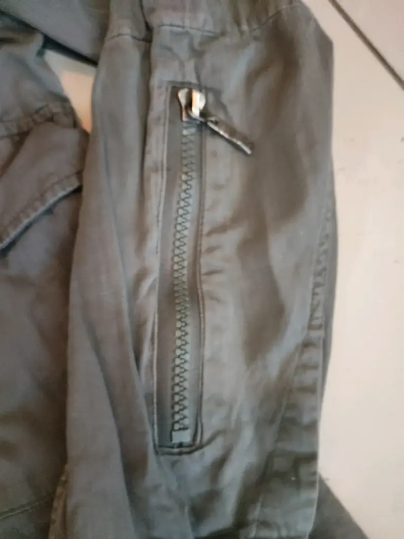 Chaqueta verde militar con cierre y bolsillos - 4